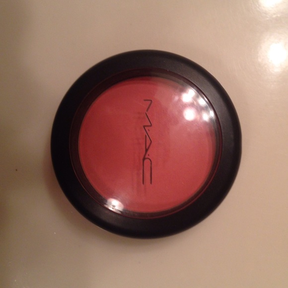 MAC blush in Peaches