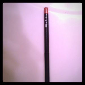 MAC lip liner in Summerfruit.