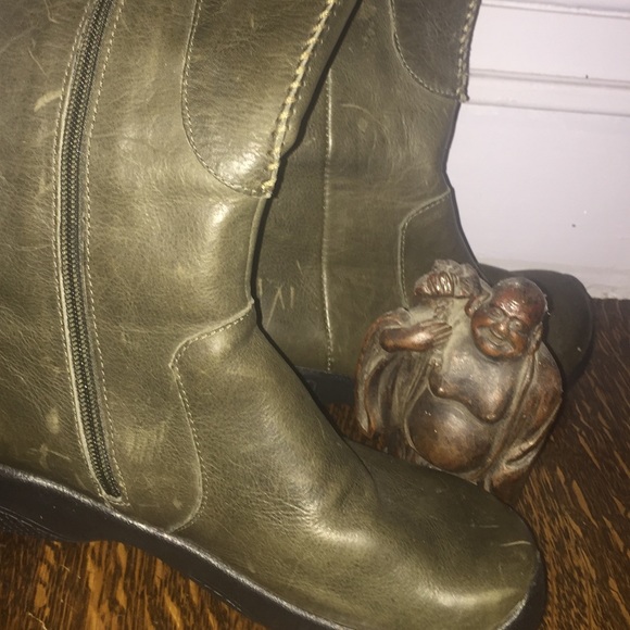 Keen green boots