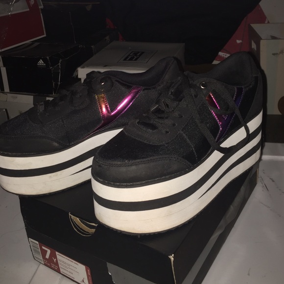 yru black & white platforms