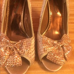 Crystal encrusted satin like metallic sandals 😍