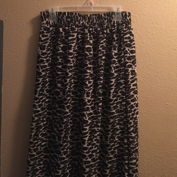 Skirt w/ shorts black and white print