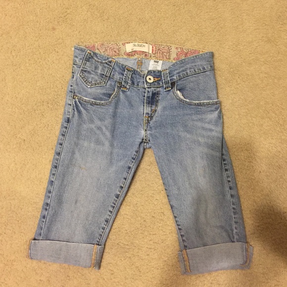 A pair of Levi capris.