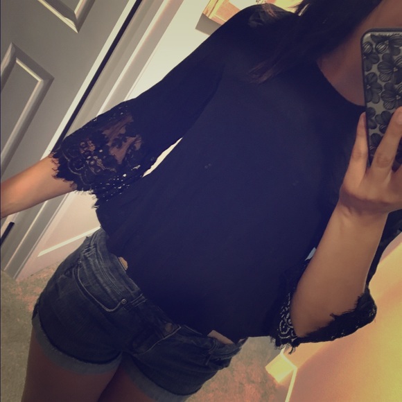 Super cute black lace shirt for any occasion!💋