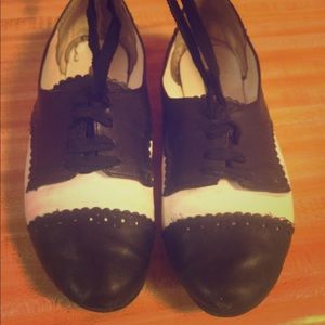 Old school style wingtip flat oxfords