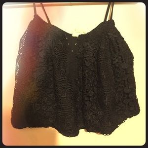 BILLOWY LACEY CROP TOP - Black