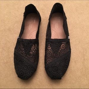 Like new black lace Toms shoes