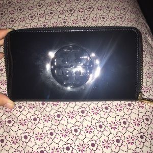 Patent leather continental wallet