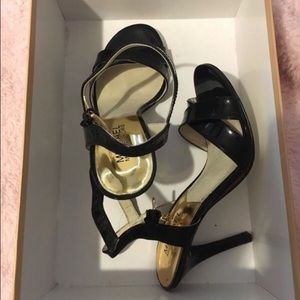 size 6M MICHAEL Michael Kors black sandal