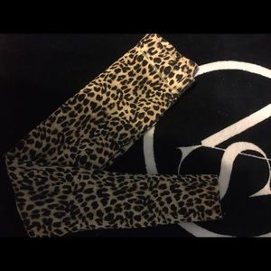 VS PINK Leopard print leggings.