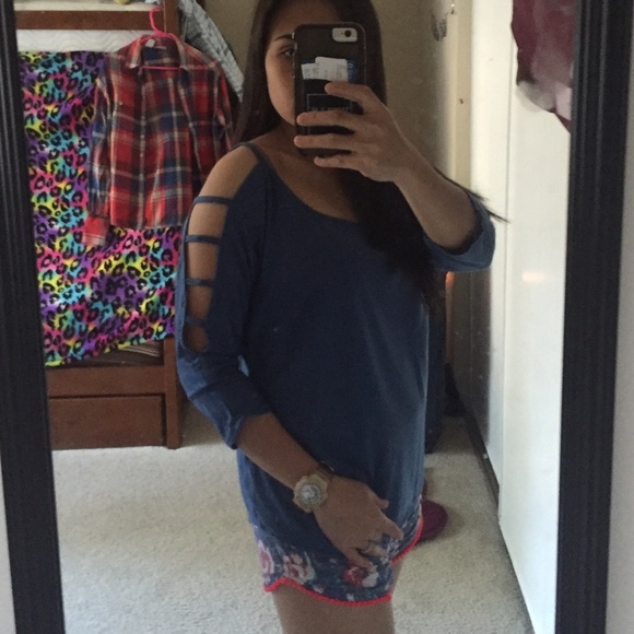 NWOT•SEXY 3/4 SLEEVES DESIGN TOP/BLOUSE - Picture 2 of 2