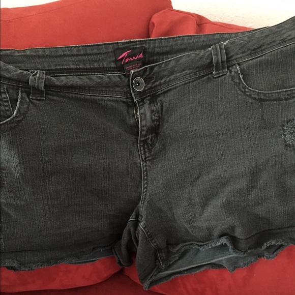 DISTRESSED JEANS SHORTS