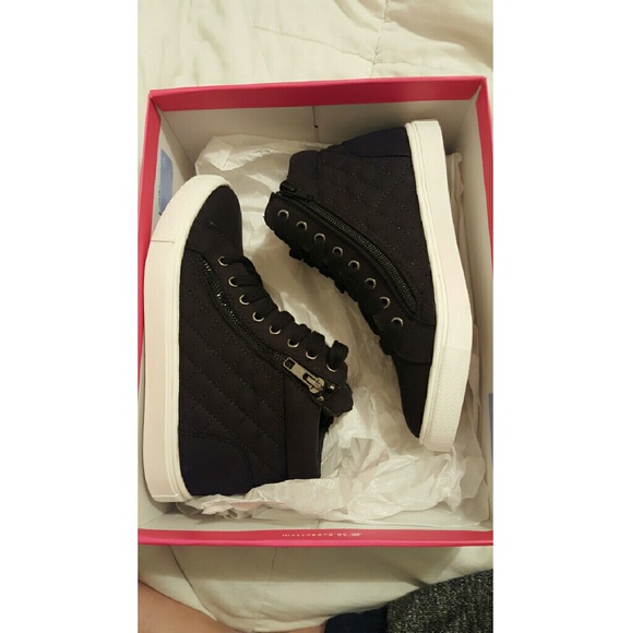 BRAND NEW VIKKI JUSTFAB SNEAKERS