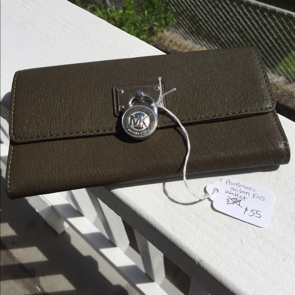 AUTHENTIC MICHAEL KORS WALLET