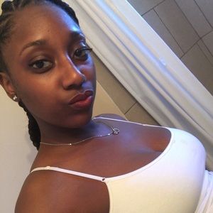 Meet your Posher, Pya