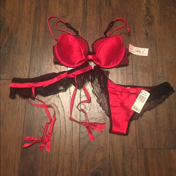 NWT Lingerie set (s) (34C)