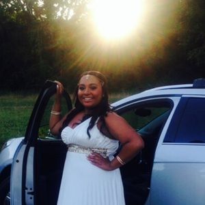 Meet your Posher, Elisea