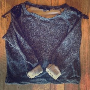 Shoulder chained sweatshirt
