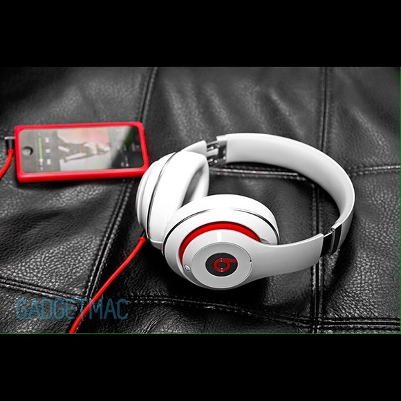 White Studio Beats Headphones - Picture 2 of 3