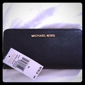 Black saphiano leather MK wallet!! Never used😍