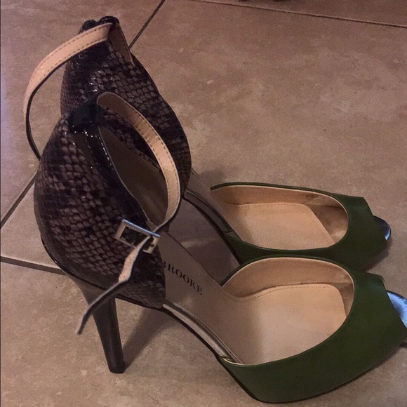 PRELOVED heels in a sz 9