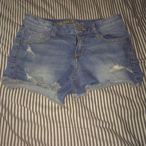 Arizona ripped light wash shorts