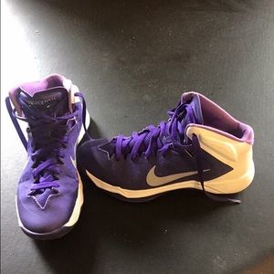 Women's basketball shoes size 9