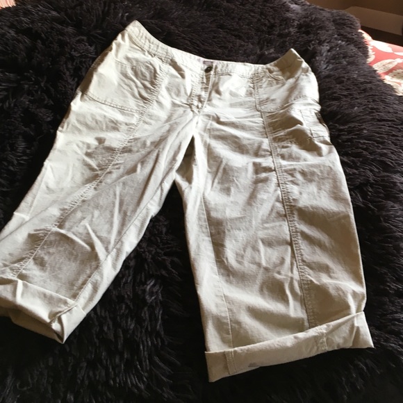 Chicos roll tab cargo style capris