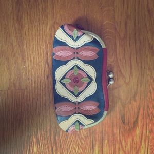 Fossil floral clutch