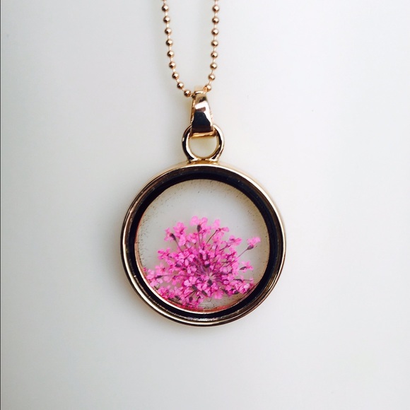 ✨NEW✨Natural Fuscia Pressed Flower Glass Necklace - Picture 2 of 3