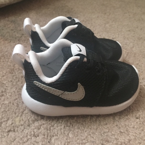 Size 4c baby Nike rosches