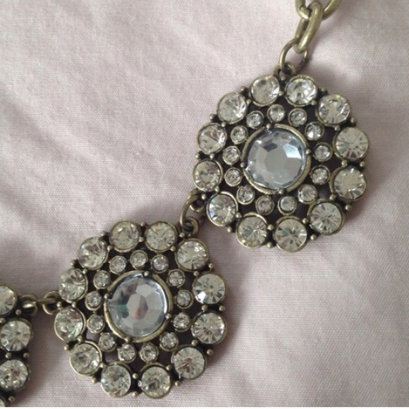 ❤️IN❤️Circle Floral Crystal Statement Necklace - Picture 3 of 4