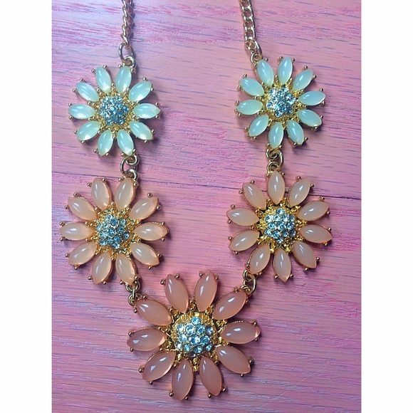 Clasp necklace with pink and coral flowers - Picture 1 of 3