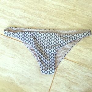 Acacia Guadeloupe bottom