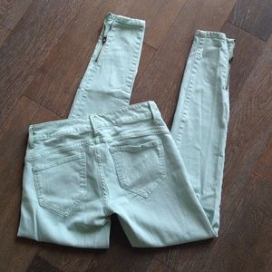 SOLD 💰 Mint VS Siren skinny jeans