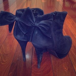 Black velvet Heeled Booties with Bow