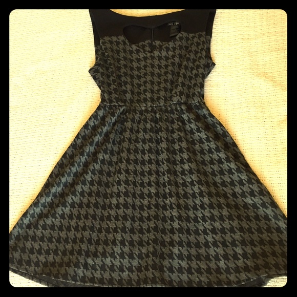 Hot Topic houndstooth dress with heart keyhole