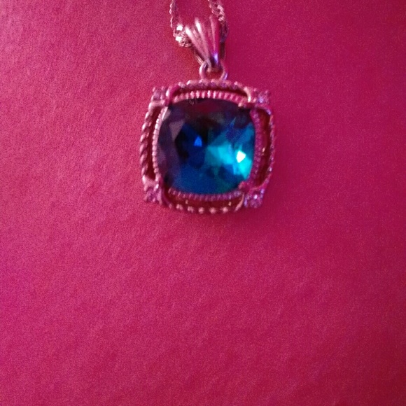 Sapphire gemstone with chain necklace