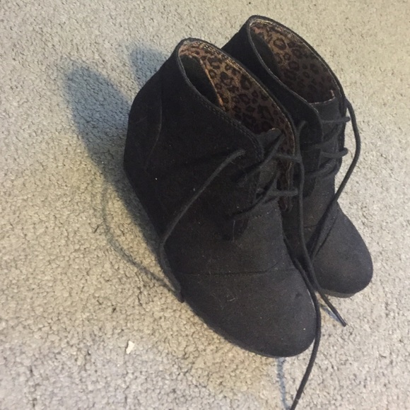 Black wedges!