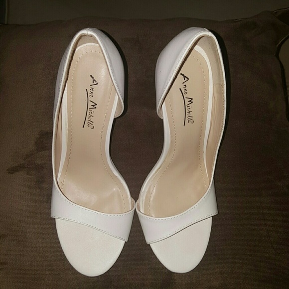 !!SALE!! BEAUTIFUL WHITE HEELS!