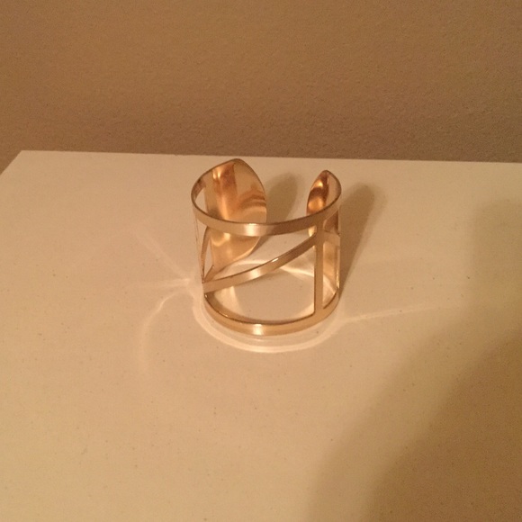 gold cuff w geometric detail