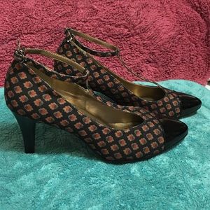 Super cute 2.5 inch heels. Size 9.