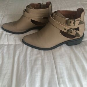 📌SOLD 📌Adorable Tan Leather Booties 💓