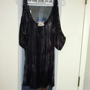 1/2 sleeve shirt with open shoulder.