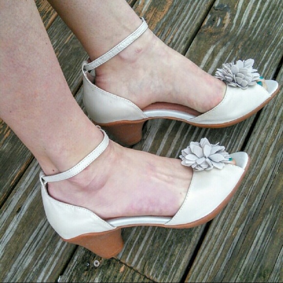 REPOSH Miz Mooz Flower Embellished Kitten heels