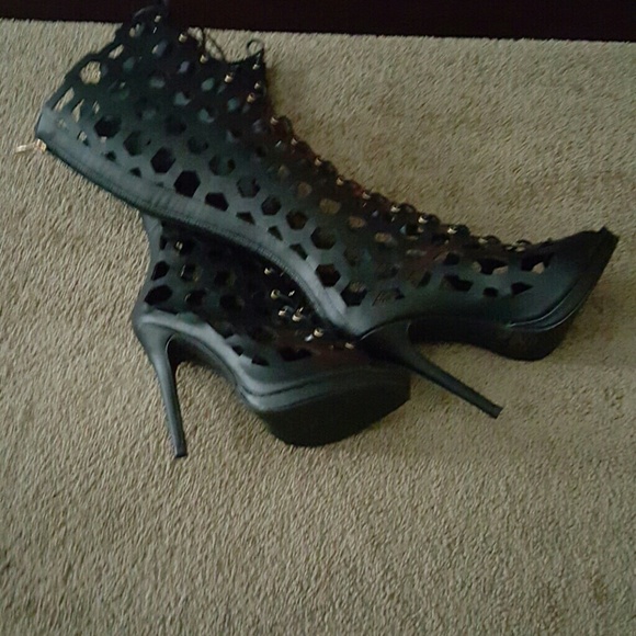 Cut Out Lace Up Boots - Picture 2 of 4