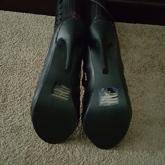 Cut Out Lace Up Boots - Picture 3 of 4