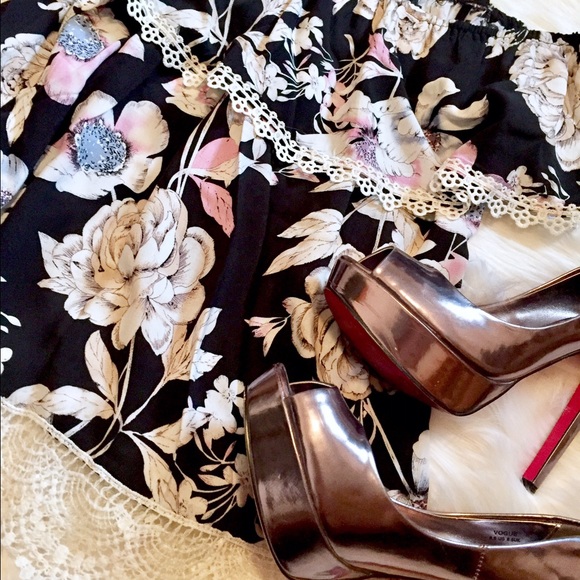 🎈LAST ONE🎈Black Floral Flounce Off Shoulder Top - Picture 3 of 4