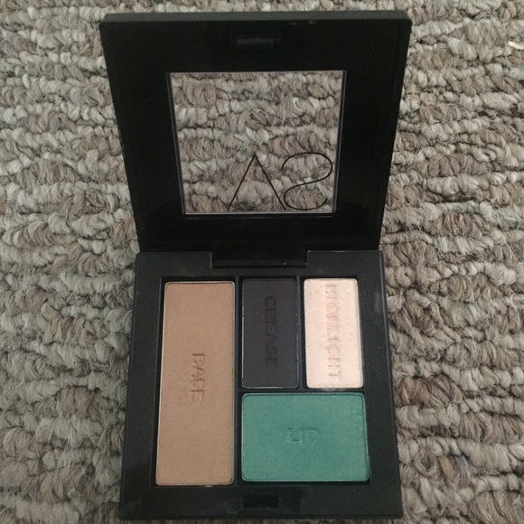 ❌ SOLD ❌ Victoria's Secret Eyeshadow Quad - Picture 4 of 4