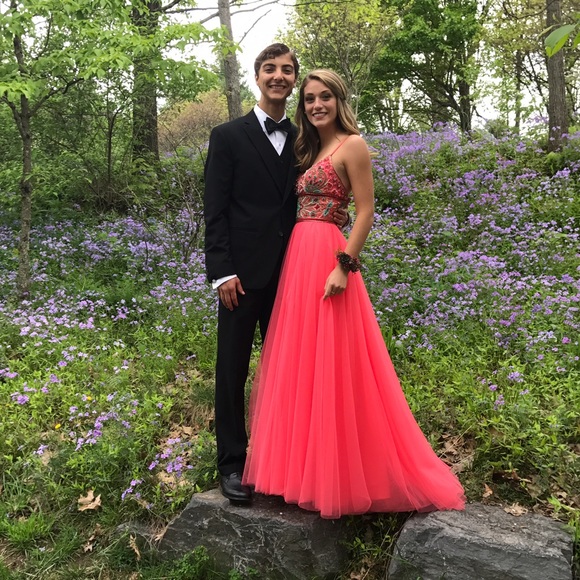 Meet your Poshers, Hayden & Julia - Picture 2 of 3